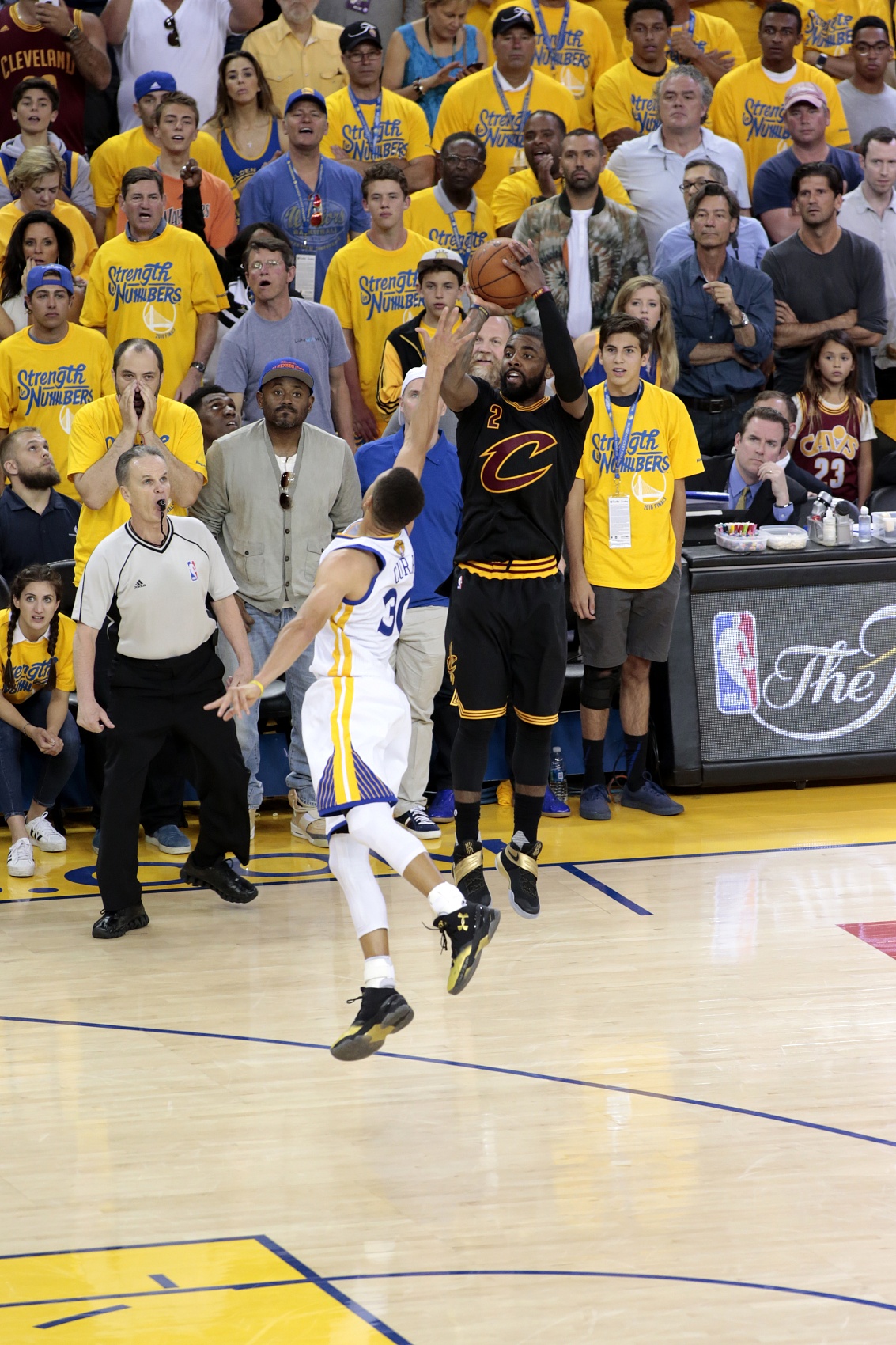 半岛体育官网-美记：欧文投进NBA历史著名关键球 他和追梦克莱入选名人堂无悬念