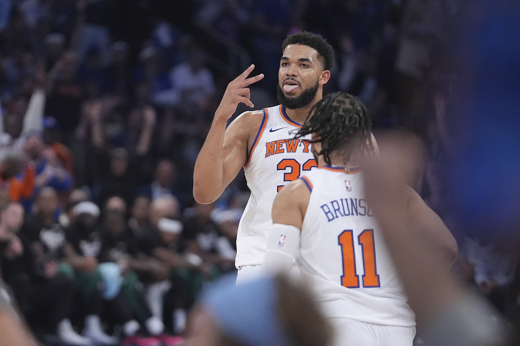 半岛体育官方网站-张佳玮：当下尼克斯像1辆配件齐全但慢热的车 勇士又是输人不输阵